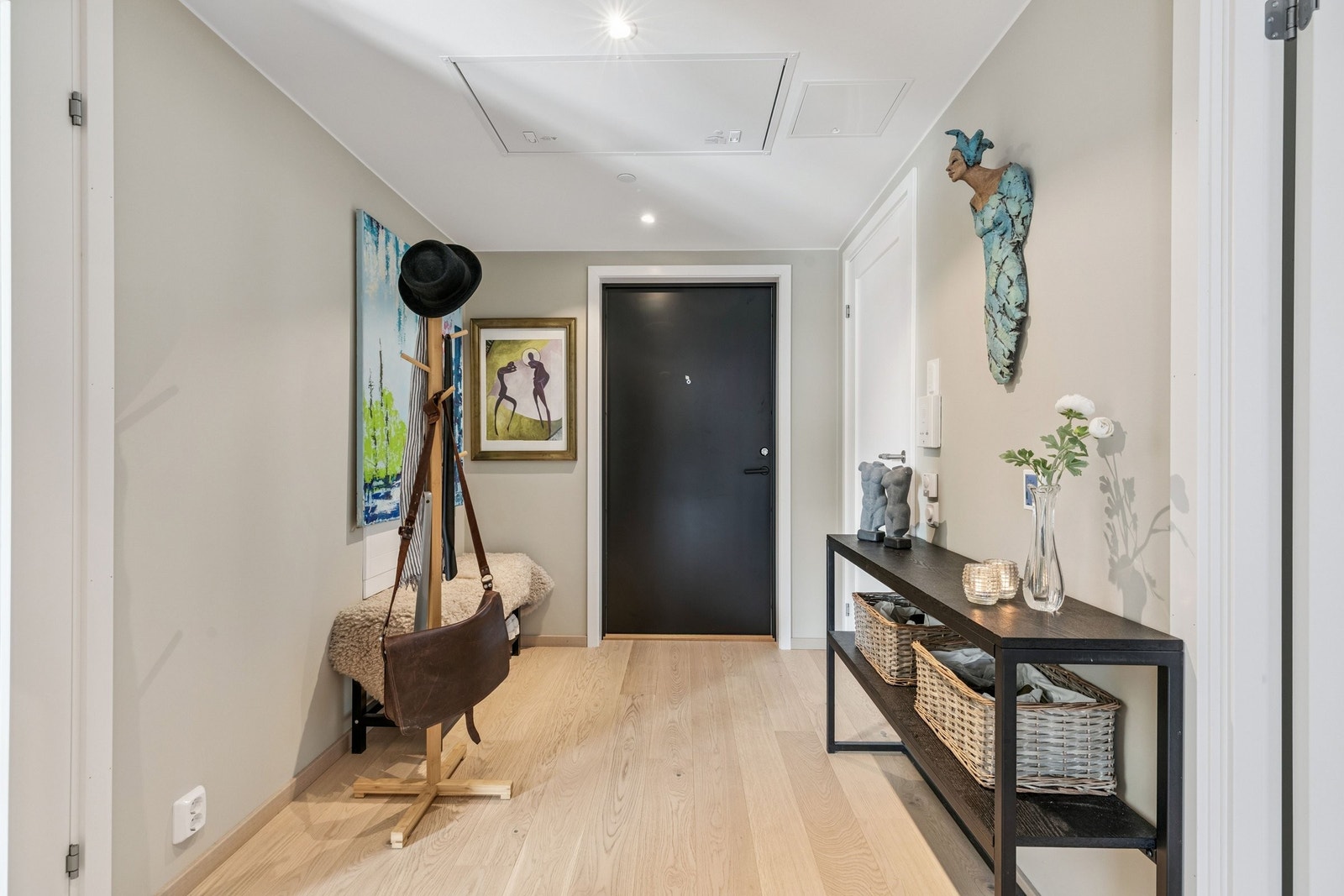 Stor & luftig Entre, med direkte utgang til heis. 7,5 kvm. Galleribilde