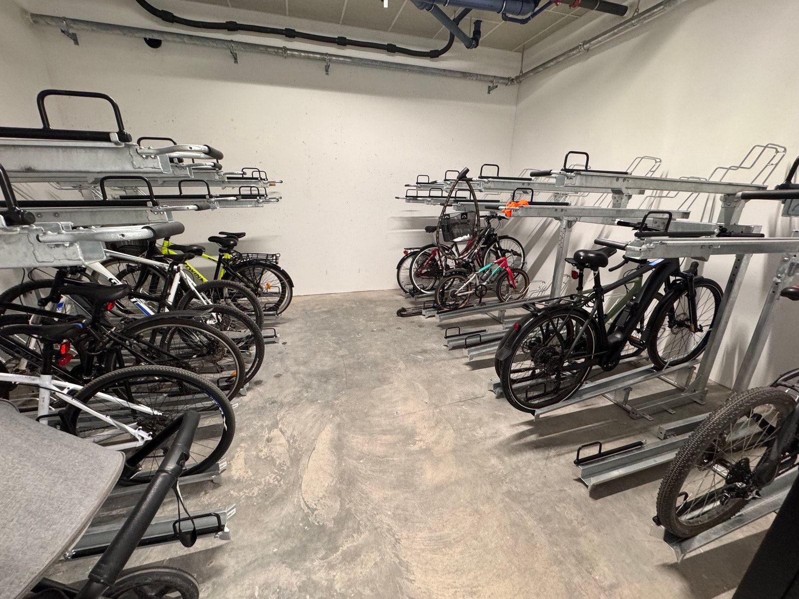 1 av 3 sykkel garasjer. Galleribilde