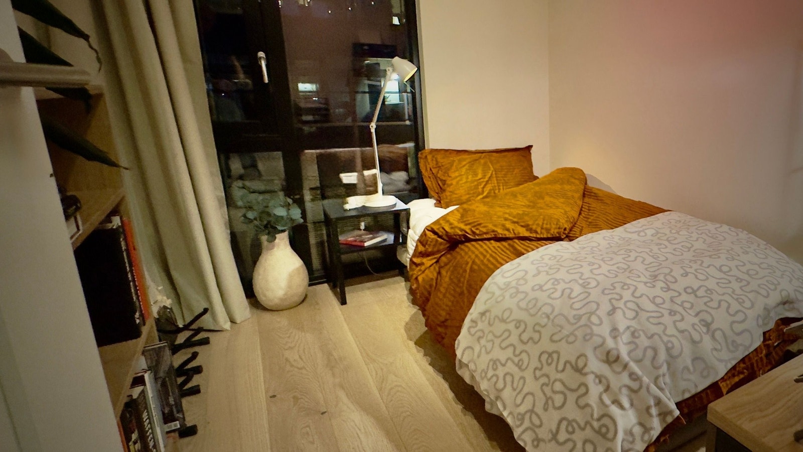 Soverom 2, eller romslig kontor 6,7 kvm. Galleribilde