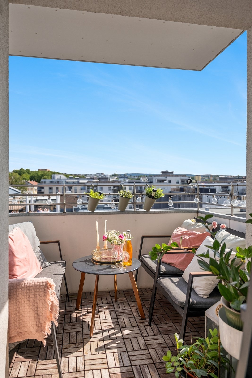 Plass til spisebord med stoler, grill, mindre kafèbord og øvrig pynt. Galleribilde