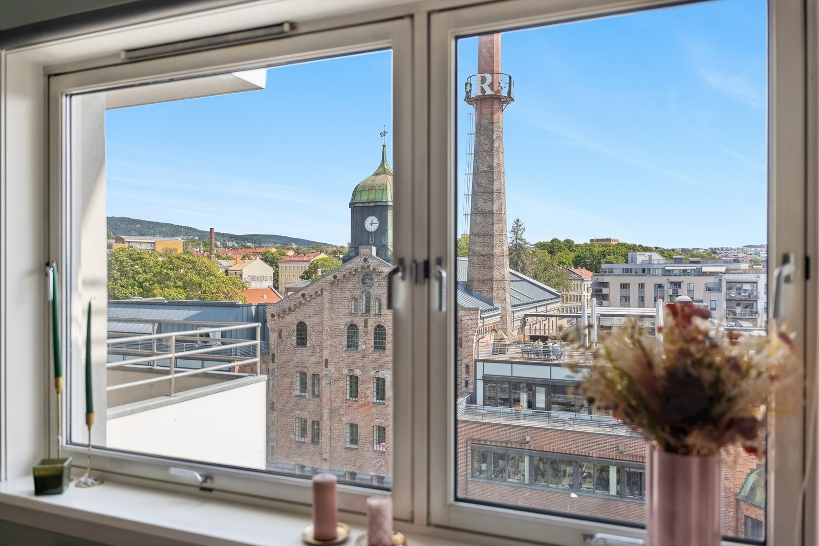 Boligen ligger i byggets 13. etasje og har flott utsyn over byen. Galleribilde