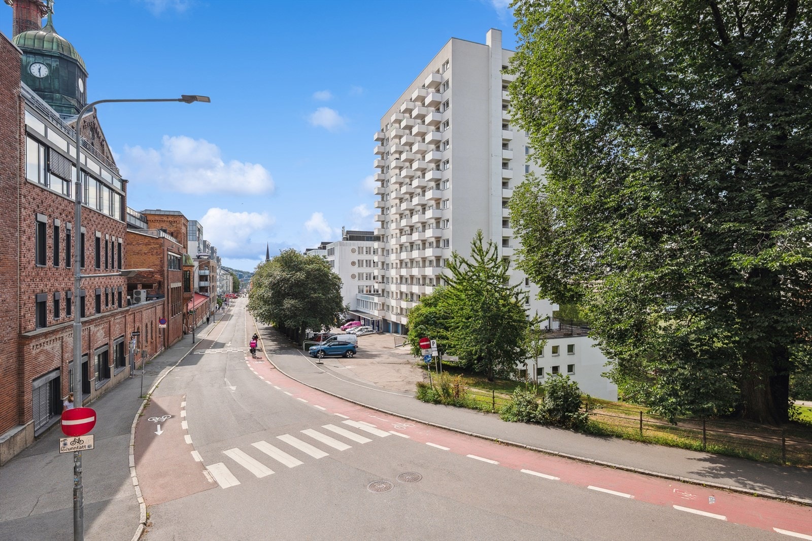 Boligen ligger på løkka med kort avstand til alt bydelen har å by på. Galleribilde