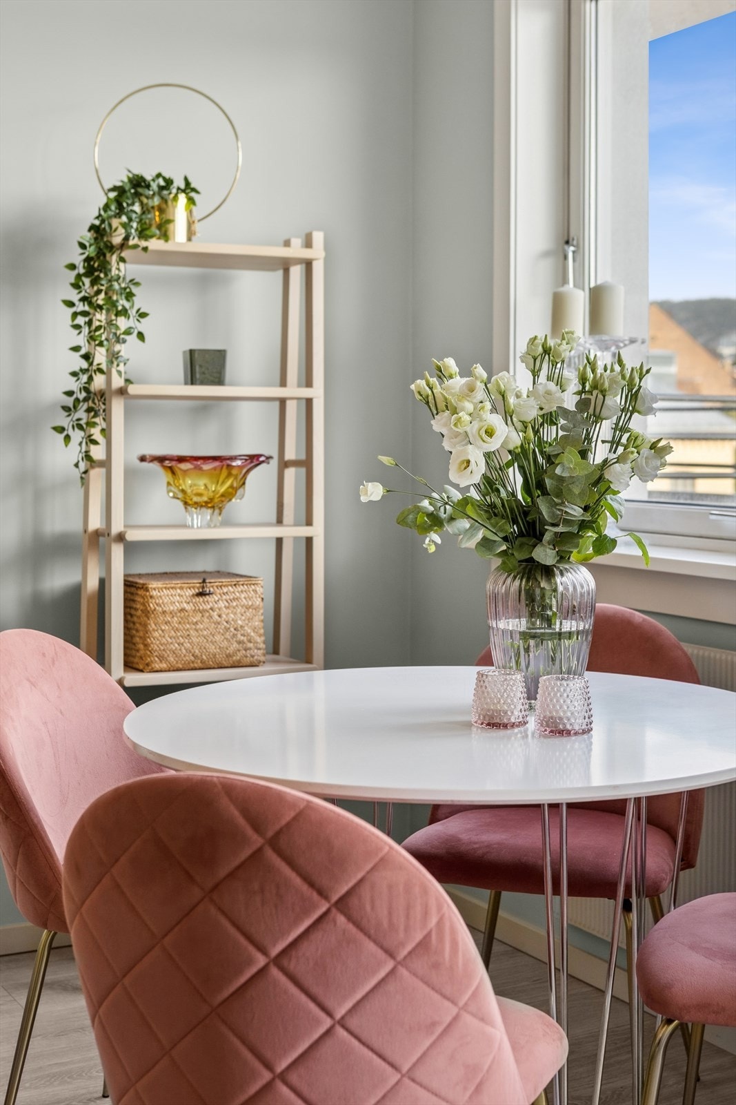 Store vindusflater fyller leiligheten med dagslys, noe som skaper en lys og luftig atmosfære. Galleribilde