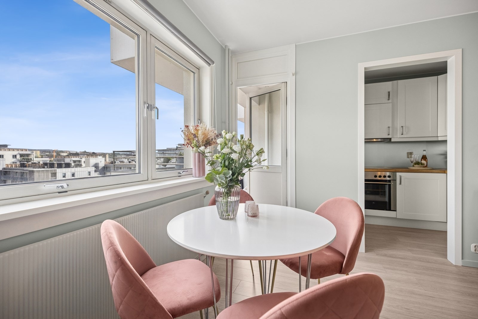 Godt med plass til spisebord hvor venner og familie kan samles. Galleribilde