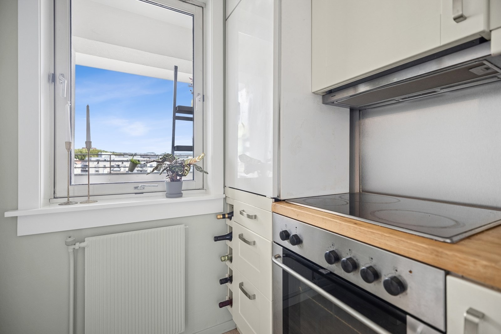 Heltre eik benkeplate m/sprutplate over, enkel oppvaskkum m/benkebeslag, kjøkkenventilator i stål. Galleribilde