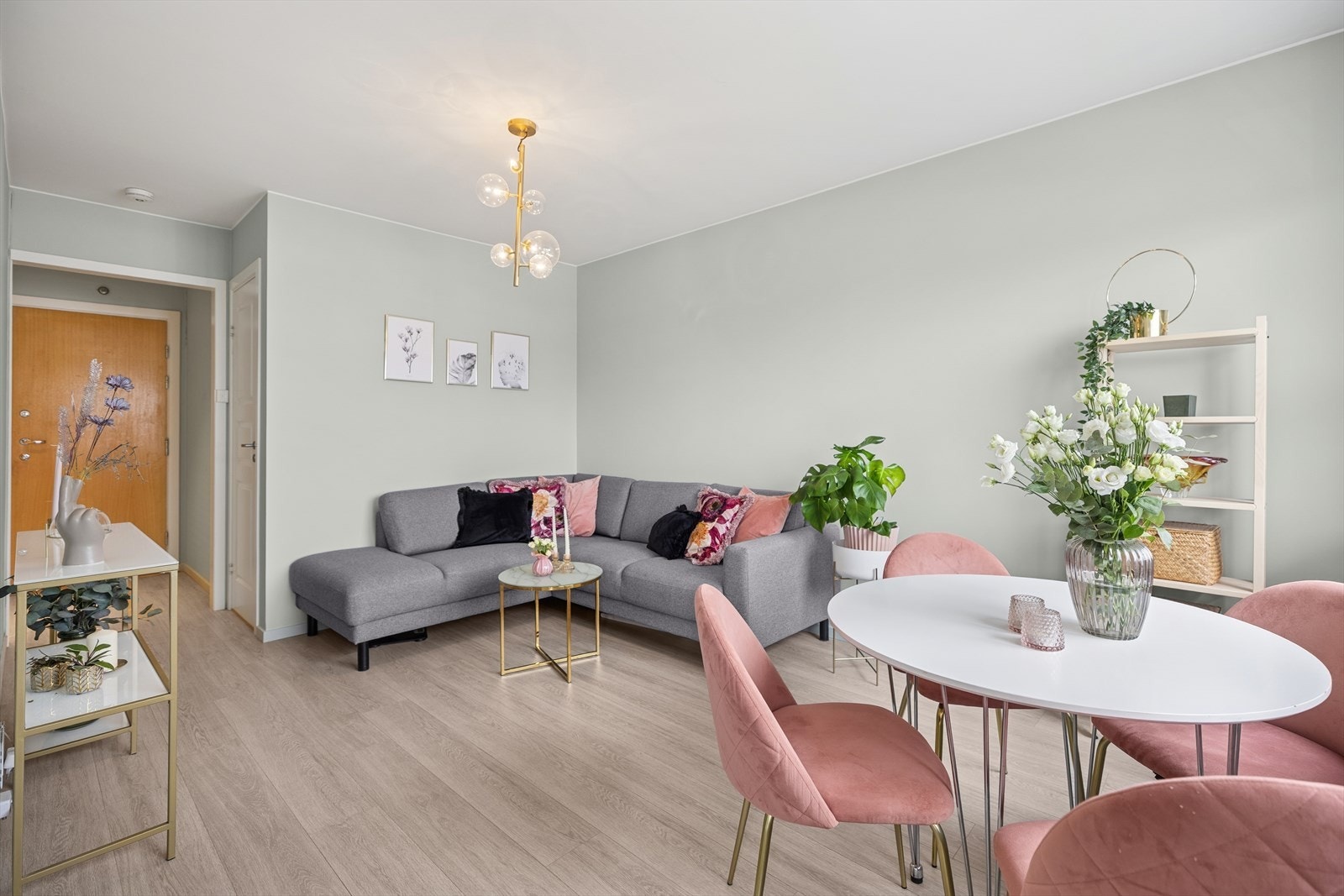 Innbydene stue med plass til både sofa og spisegruppe. Galleribilde