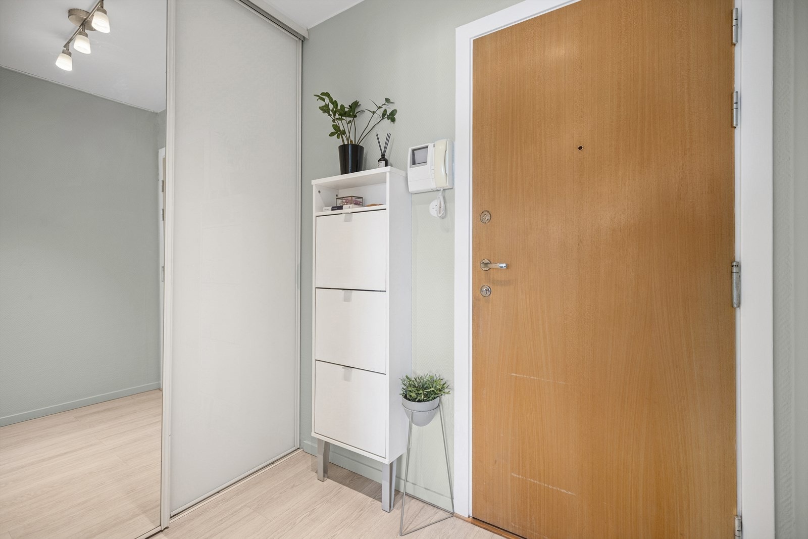 Innbydende entrè med integrert skyvedørsgarderobe. Galleribilde