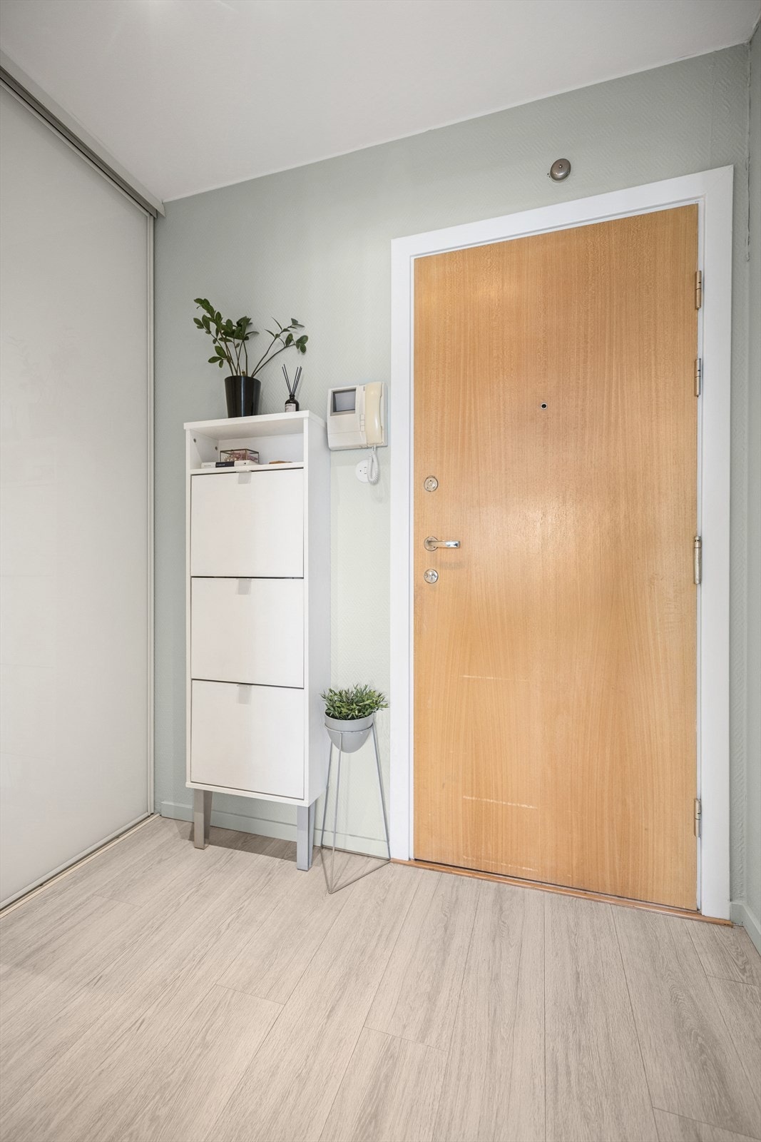 Gode muligheter for oppbevaring og lagring av yttertøy og sko. Galleribilde