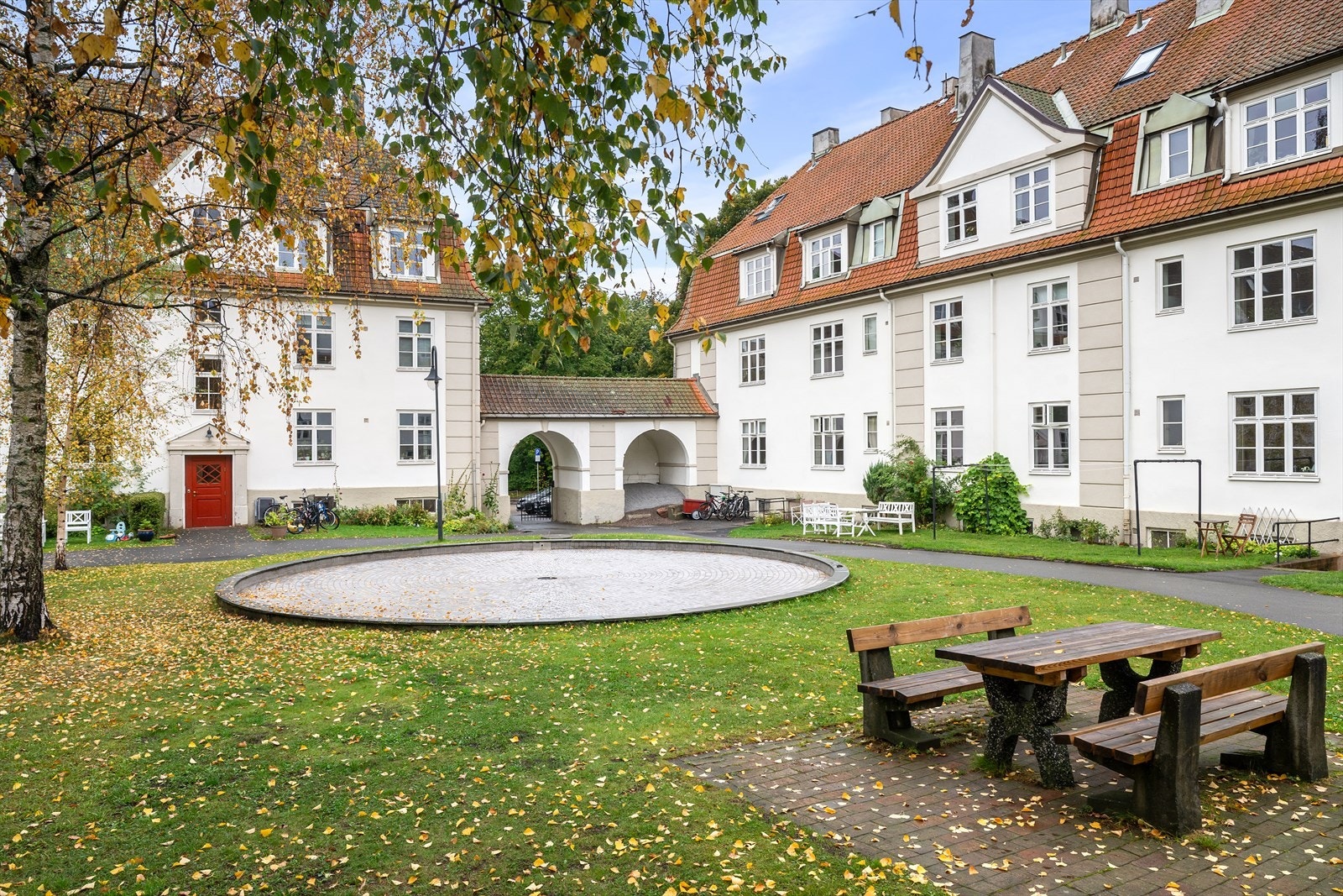 Den fantastiske bakgården har flere hyggelige sittegrupper og oppleves som en privat park for beboerne Galleribilde
