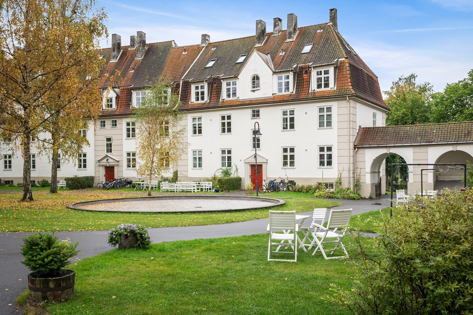 Velkommen til ettertraktede Lindern Hageby - kjent for sine praktfulle og frodige bakgårdshager Galleribilde