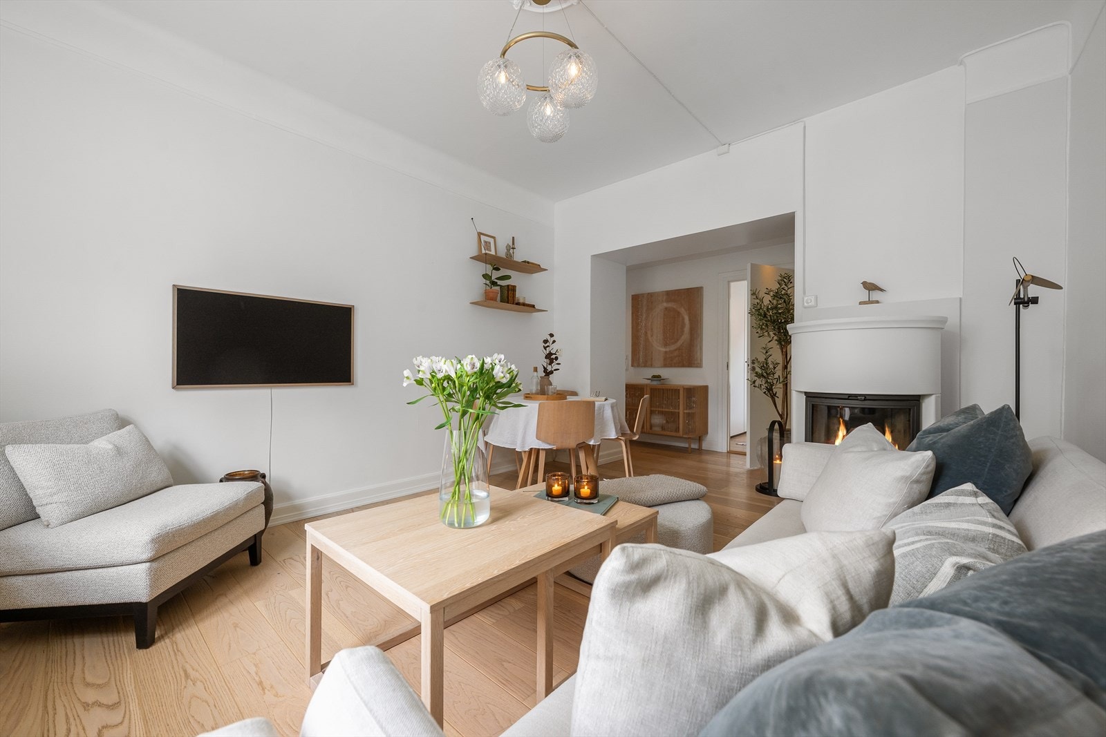 Den sosiale stuen kan enkelt møbleres i flere soner med god plass til sofaseksjon med tilhørende møblement, i tillegg til en egen sone med spisebord Galleribilde