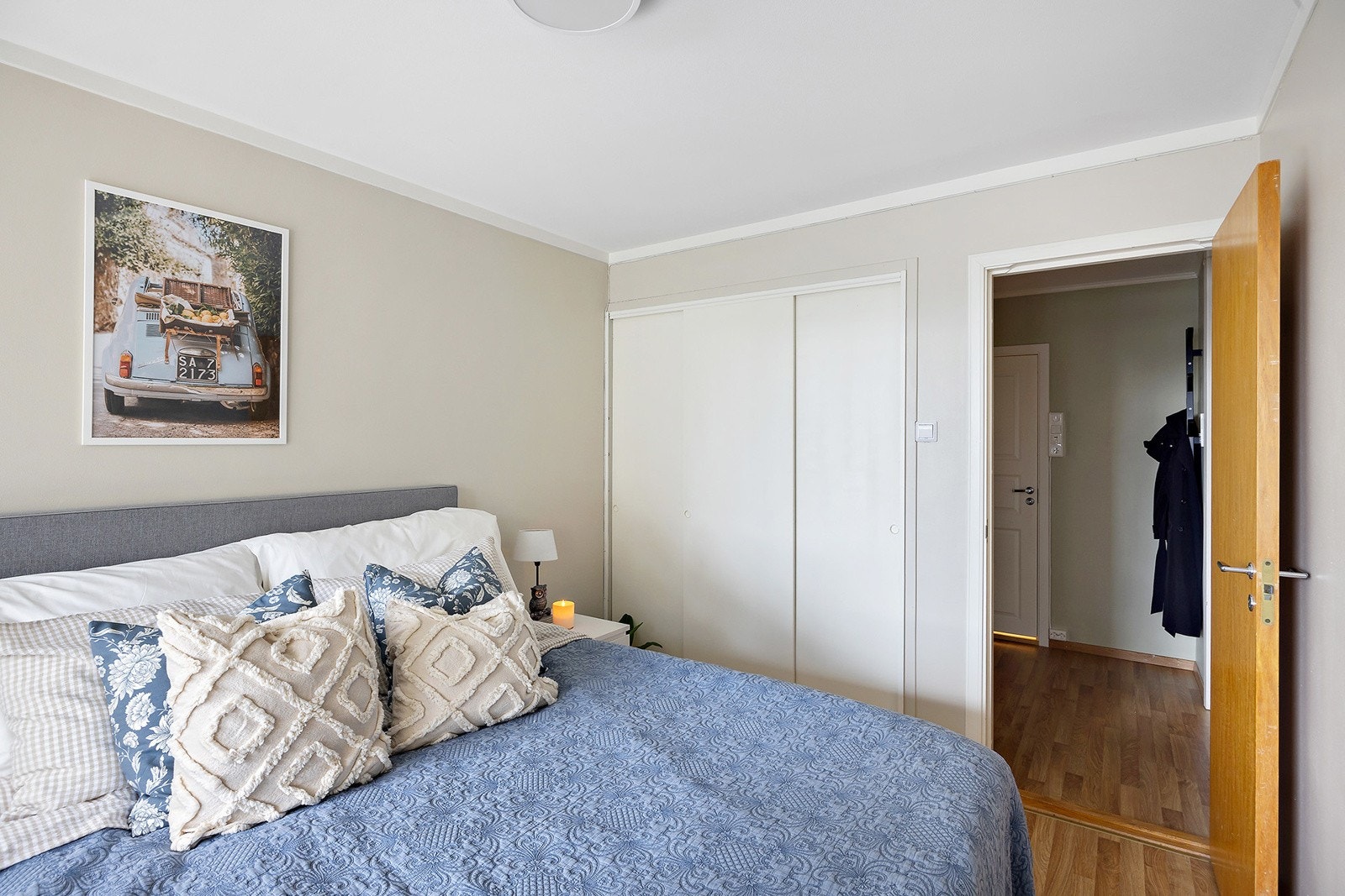 Soverom med plass til dobbeltseng og integrert garderobe Galleribilde