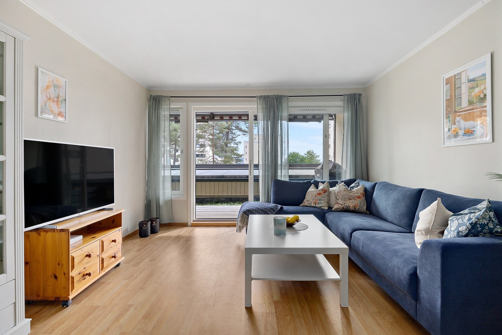 Store vindusflater sørger for godt med naturlig lys Galleribilde