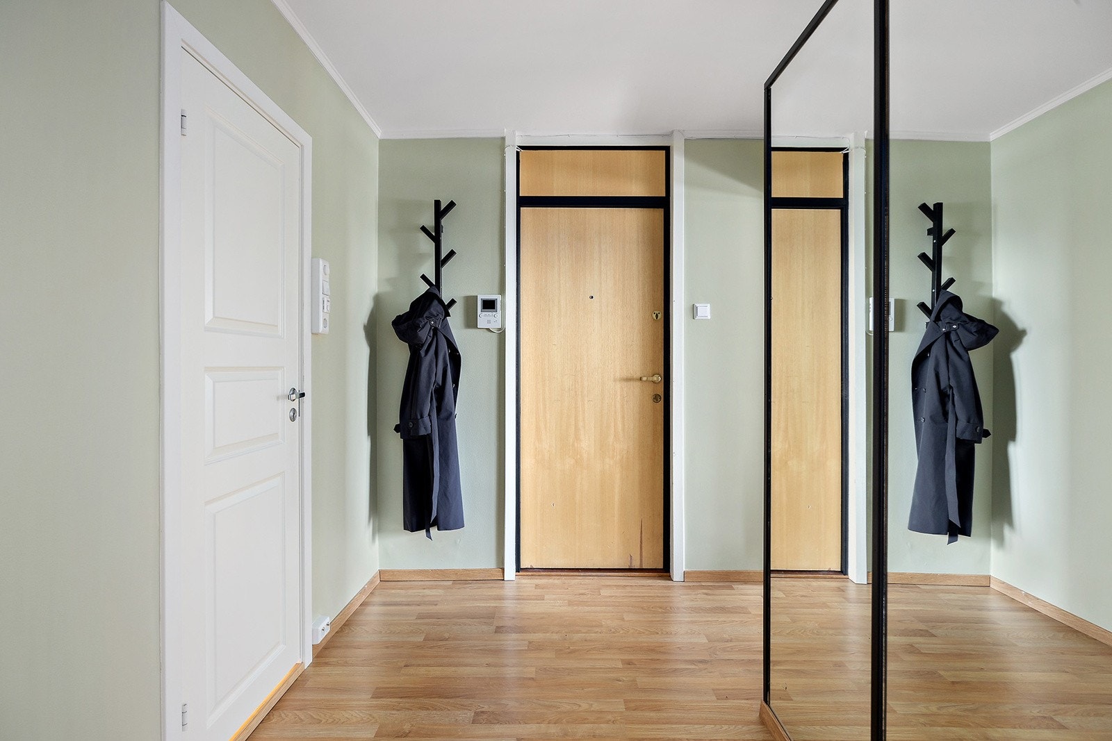 Velkommen inn - romslig entré med skyvedørsgarderobe Galleribilde