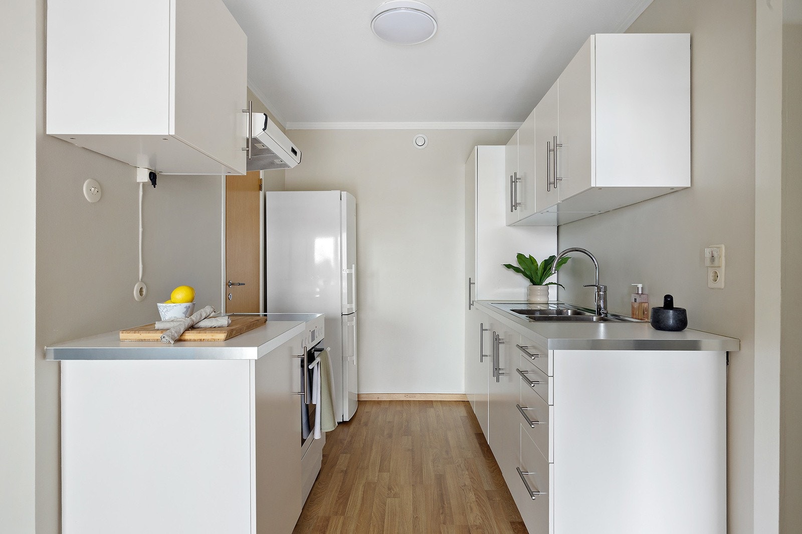 Pent kjøkken med god skap- og benkplass, fra kjøkkenet er det inngagn til praktisk innvendig bod. Galleribilde