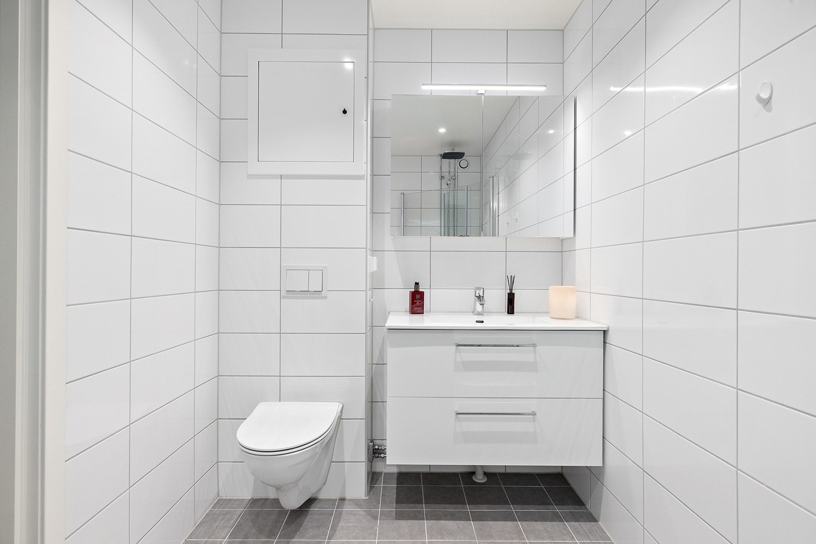 Delikat innredet med lyse fliser Galleribilde