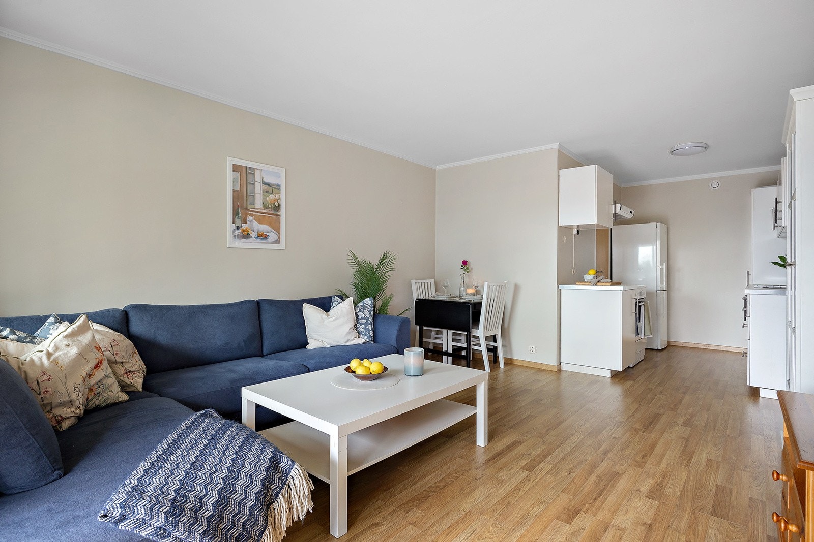 Lys og hyggelig stue- perfekt for sosiale sammenkomster Galleribilde