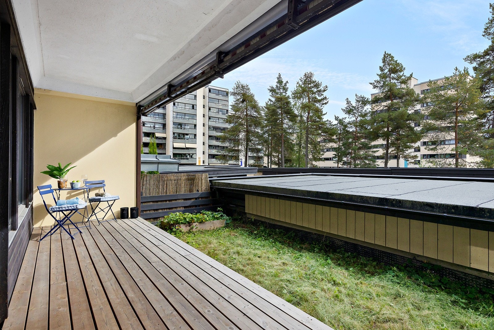 Terrasse med hagedel Galleribilde