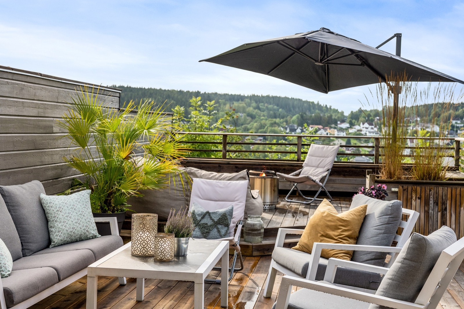 Terrassen er inndelt i ulike soner med god plass til utemøbler, solsenger, grill, spisebord m.m. Galleribilde