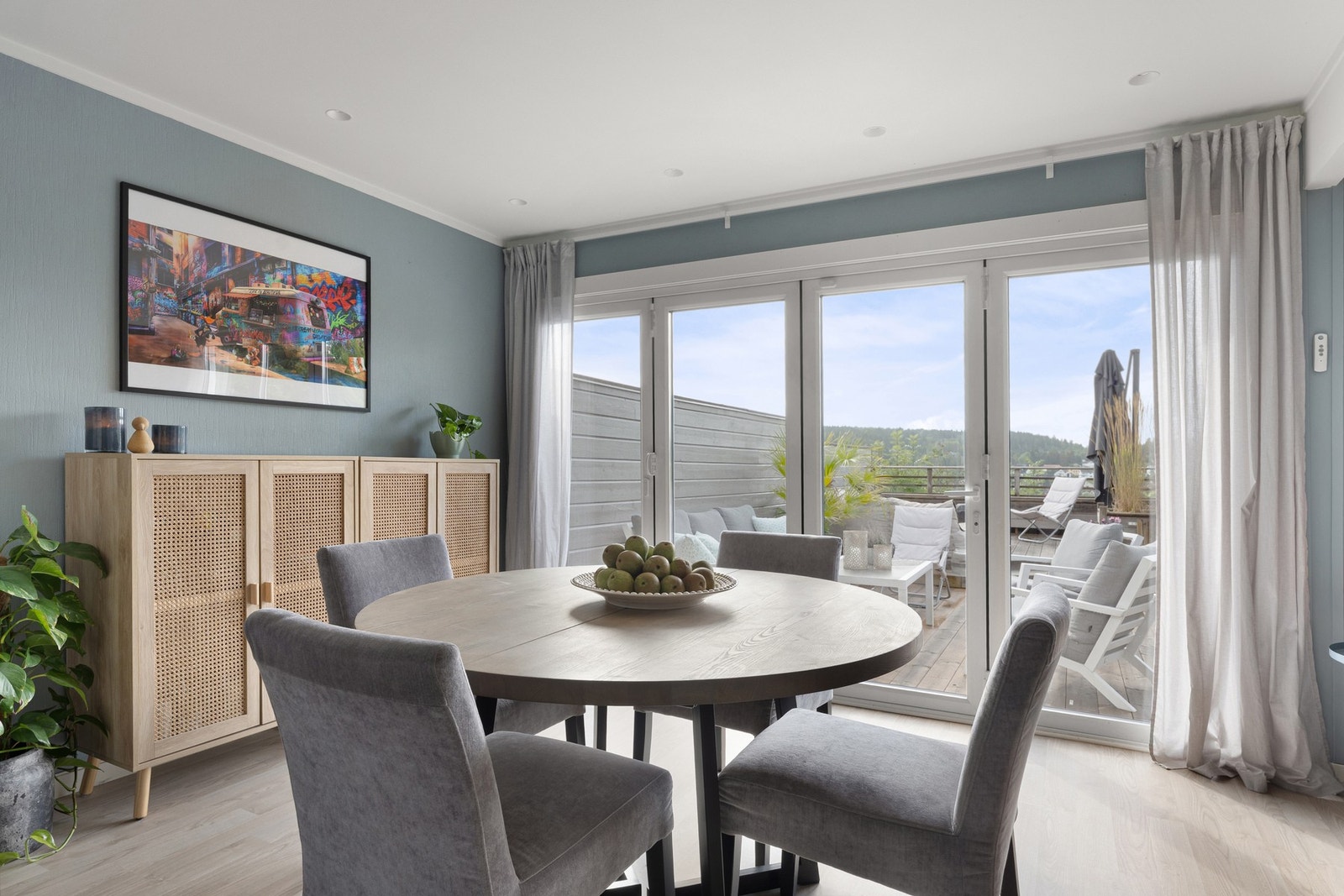 Om det kommer mange gjester på besøk er det plass til å dekke langbord her også. Galleribilde