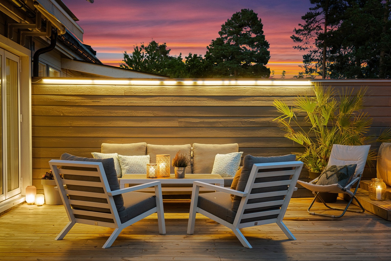 Det er lagt inn LED-lys under toppbordet på skilleveggen mot naboen. Galleribilde