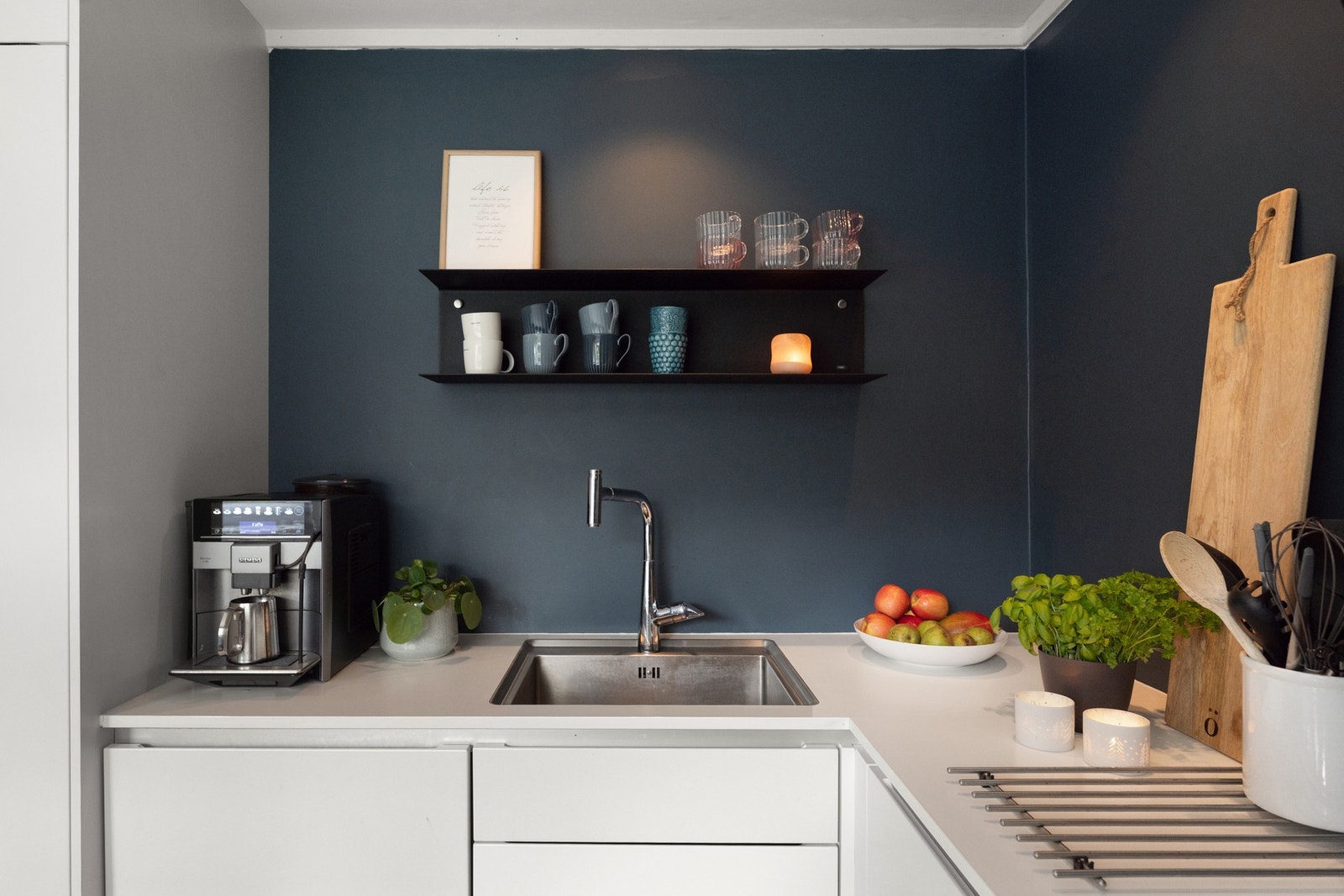 Innredningen har slette fronter og benkeplate i laminat. Galleribilde