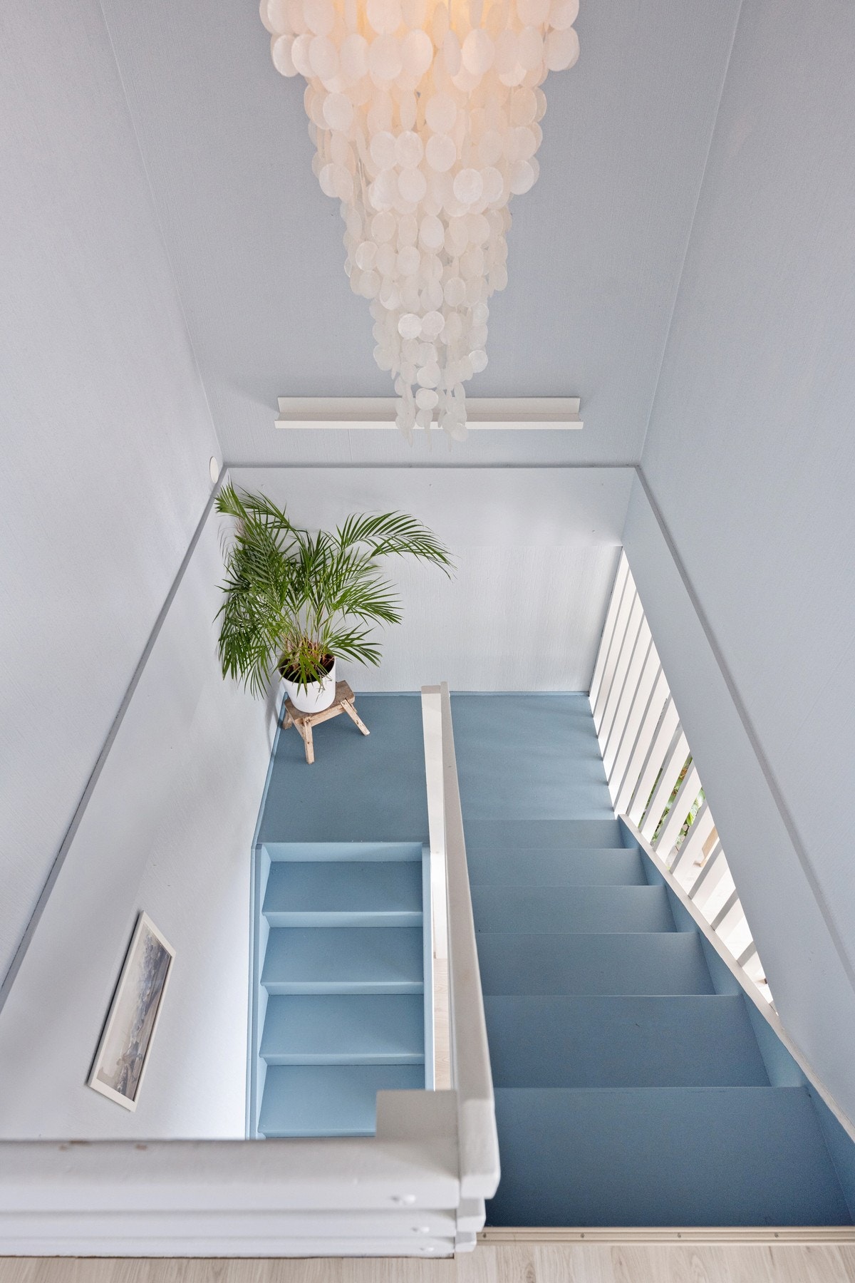 Trappen er malt blå og lyser opp en hver grå dag. Galleribilde