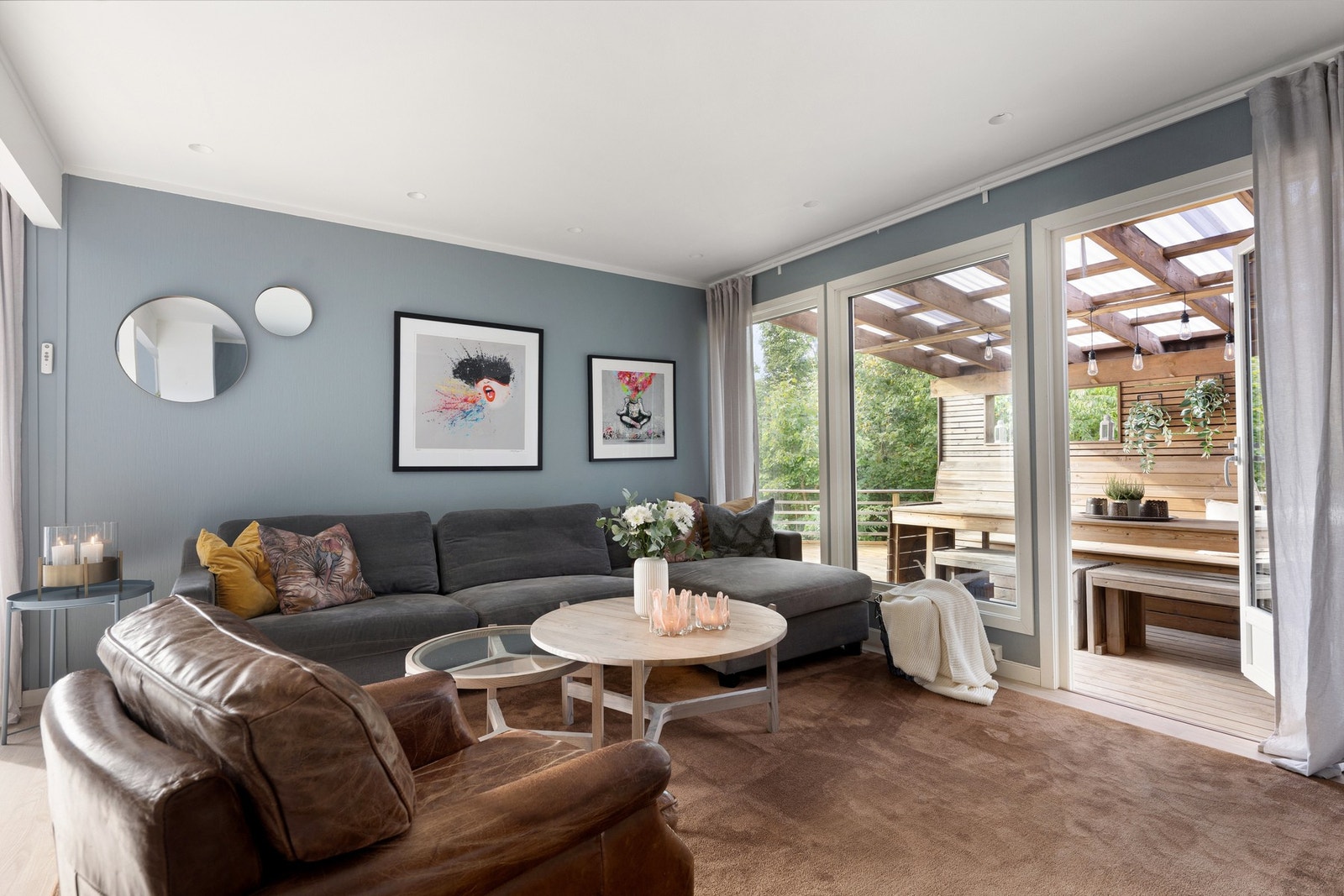 Stuedelen har god plass til en romslig sofagruppe hvor hele familien kan samles. Galleribilde