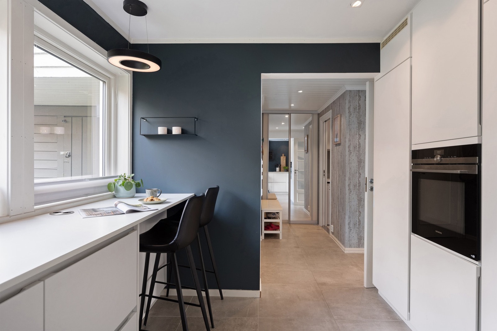 Kjøkkenet har også en barløsning for to. Perfekt for hverdagsfrokoster. Galleribilde