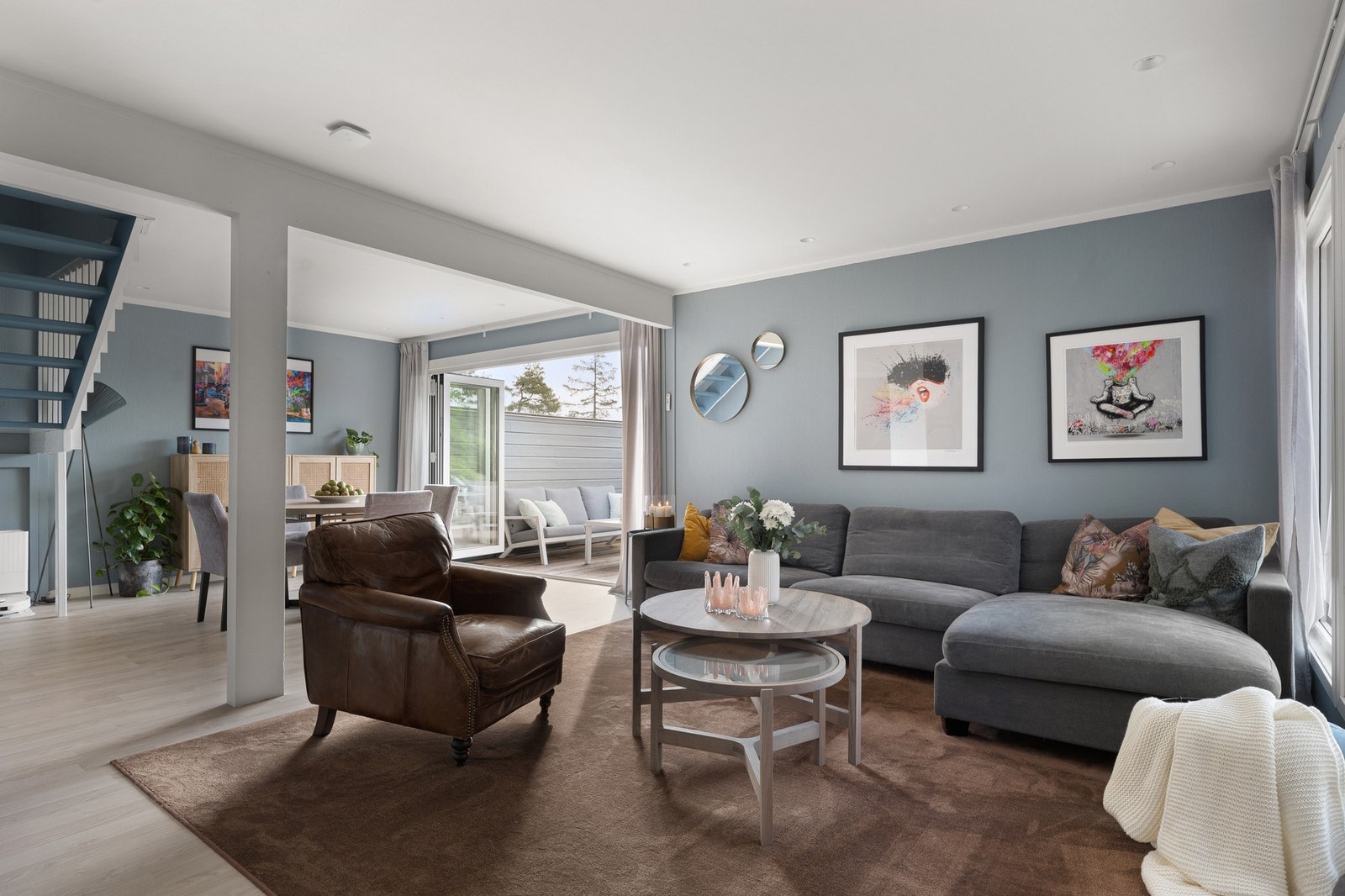 Stuen har malt i en moderne blåfarge. Downlights i taket understreker det moderne uttrykket. Galleribilde