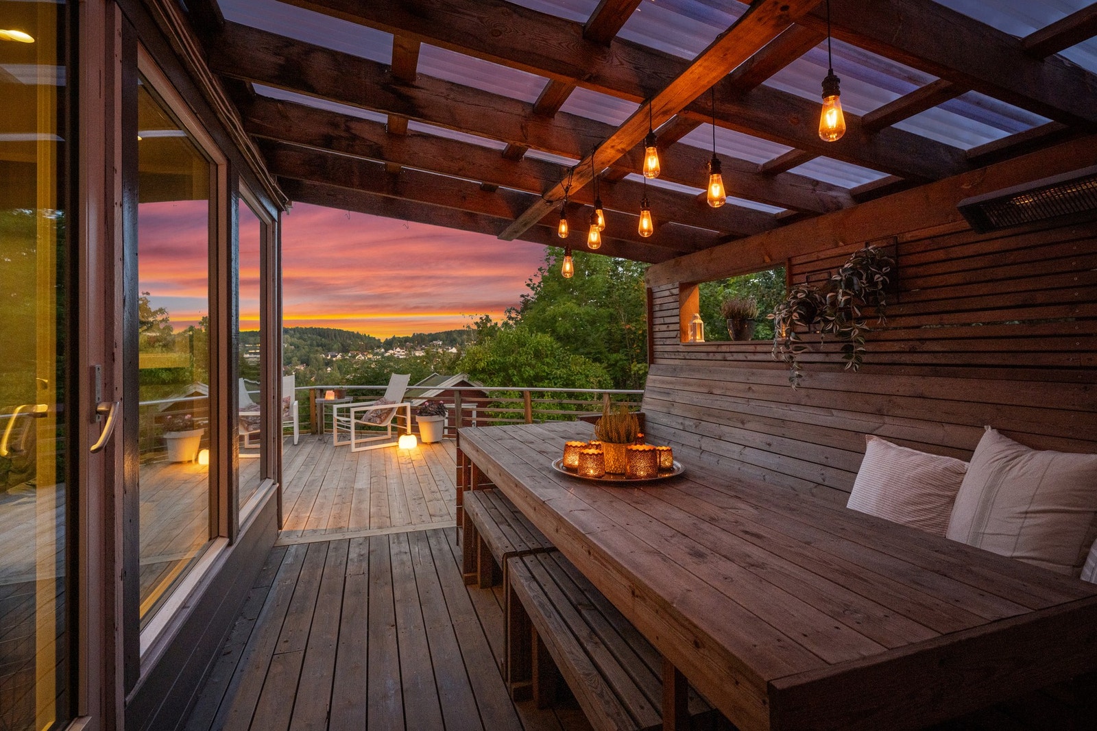 Med varmelamper sitter man lunt og godt her. Galleribilde