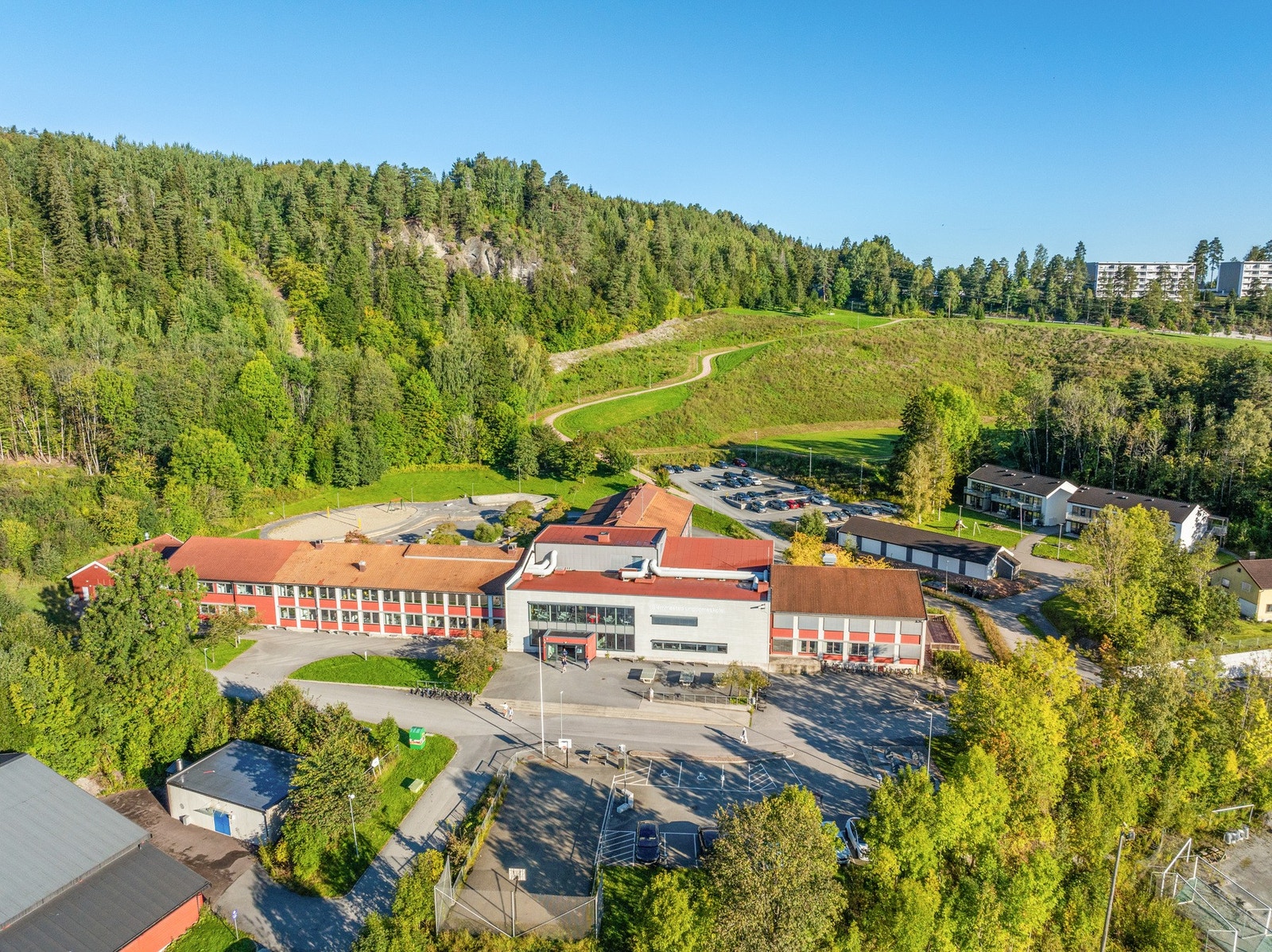 Området sogner til Slemmestad ungdomsskole som ligger rett ovenfor Rortunet kjøpesenter. Galleribilde