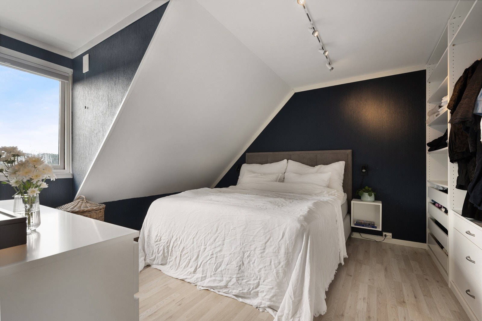 Hovedsoverommet er malt i rolige farger som skaper en avslappende atmosfære. Rommet har rikelig plass til dobbeltseng med tilhørende nattbord. Galleribilde