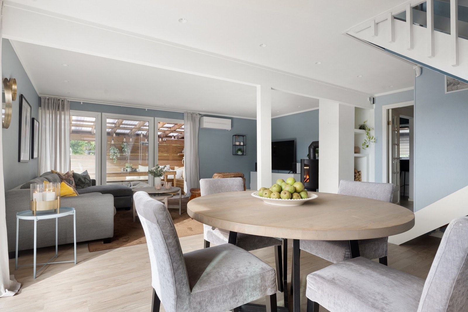 Stuen oppleves som lys og romslig, med god plass til å skape ulike soner. Her kan du enkelt innrede med både sofagruppe og spisestue. Galleribilde