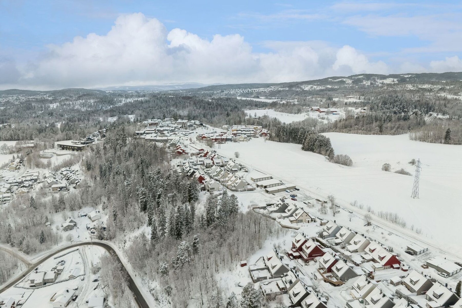 På jordene på andre siden av veien kjøres det opp skiløyper vintersstid. Herfra kan man gå på ski helt til Eid-jordene på Gullhella. Galleribilde