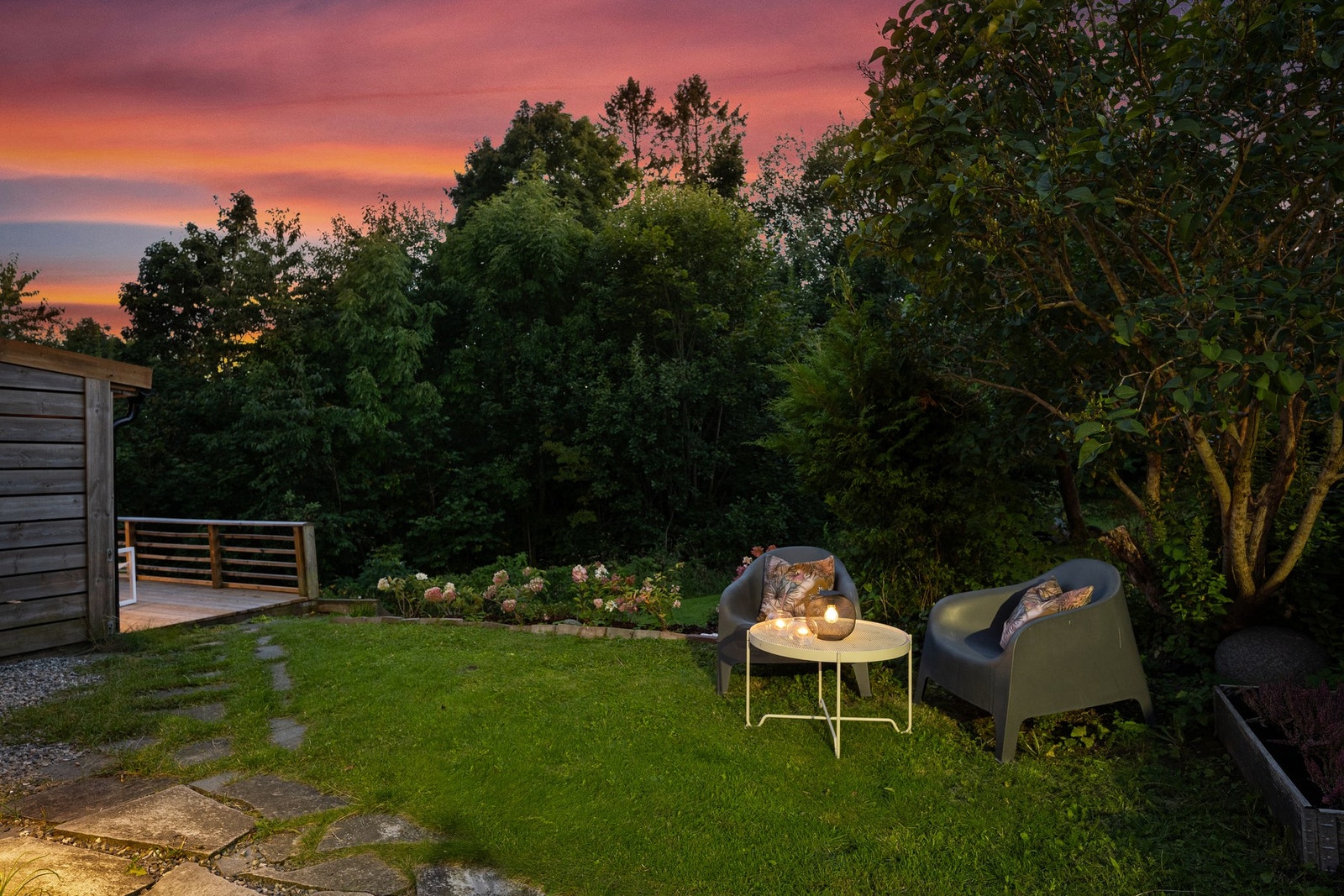 Det er flere hyggelige sitteplasser rundt boligen. Galleribilde