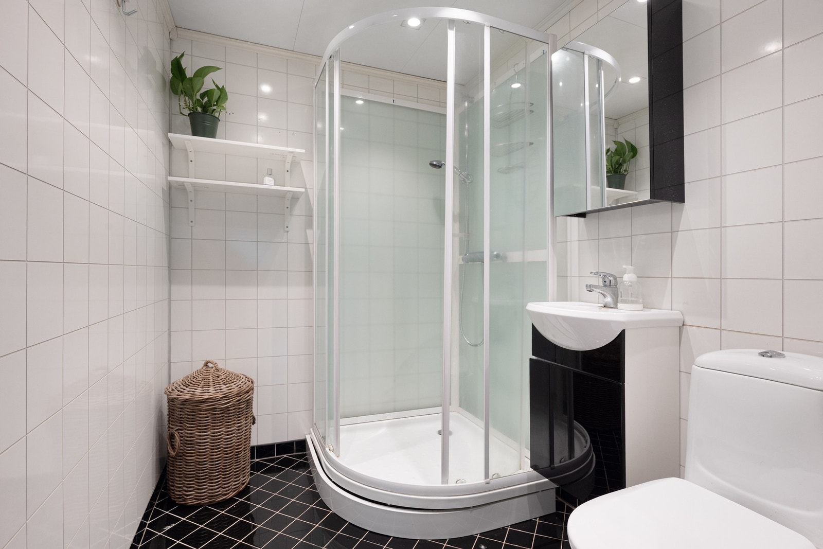 I 2. etasje er det også et bad. Badet er innredet med dusjkabinett, servant med skap under samt toalett. Galleribilde