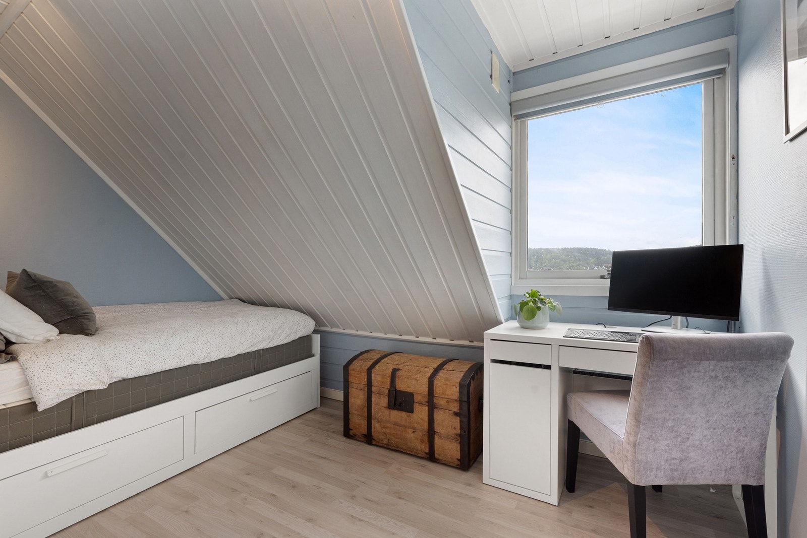 Rommene har god plass til seng, skrivebord og garderobeløsning. Galleribilde