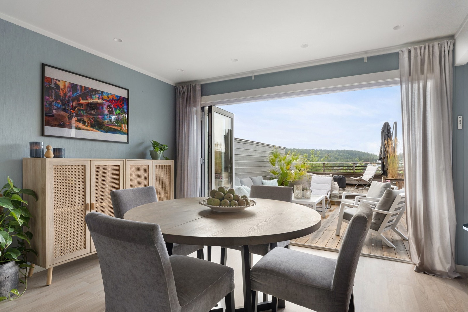 Fra spisestuen er det foldedør ut på terrassen. Galleribilde