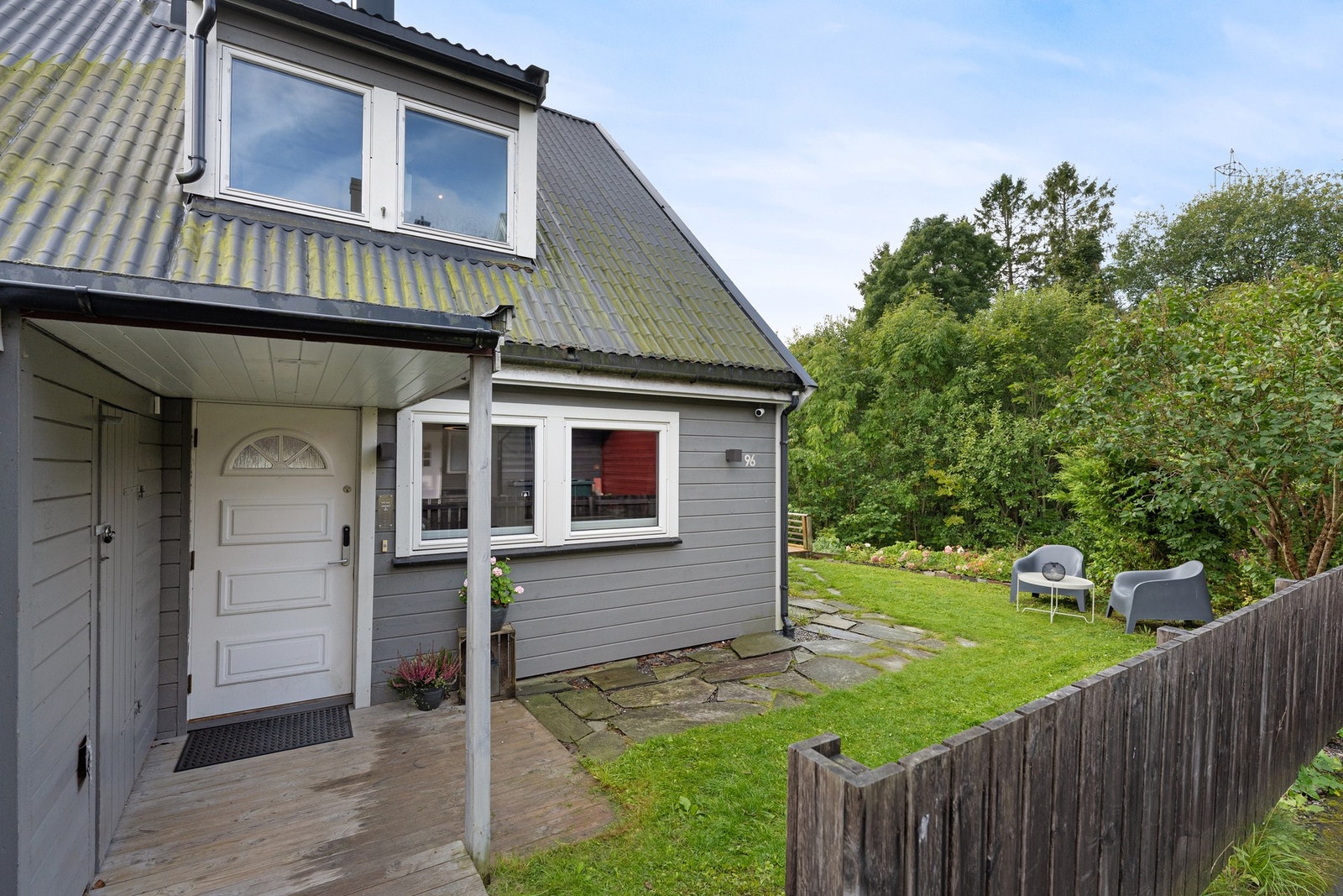 Inngangspartiet er overbygget og har adkomst til en utvendig bod for sykler og annet utstyr. Galleribilde