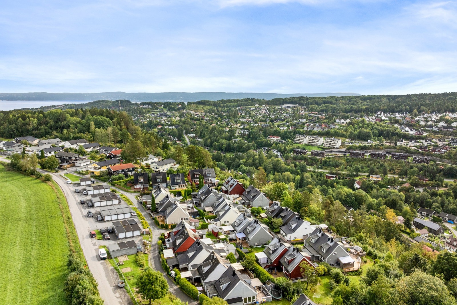 Det er kort vei både til marka med flotte turmuligheter og sjøen med flere populære badesteder. Galleribilde
