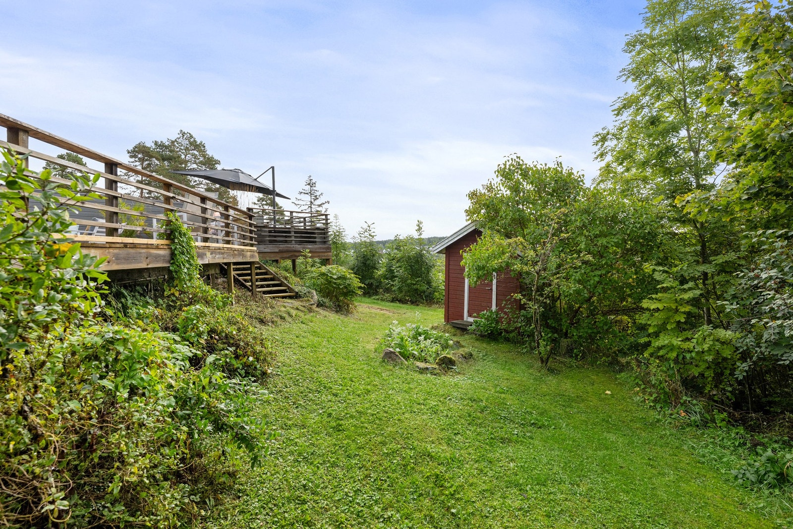 I hagen er det en redskapsbod. Galleribilde