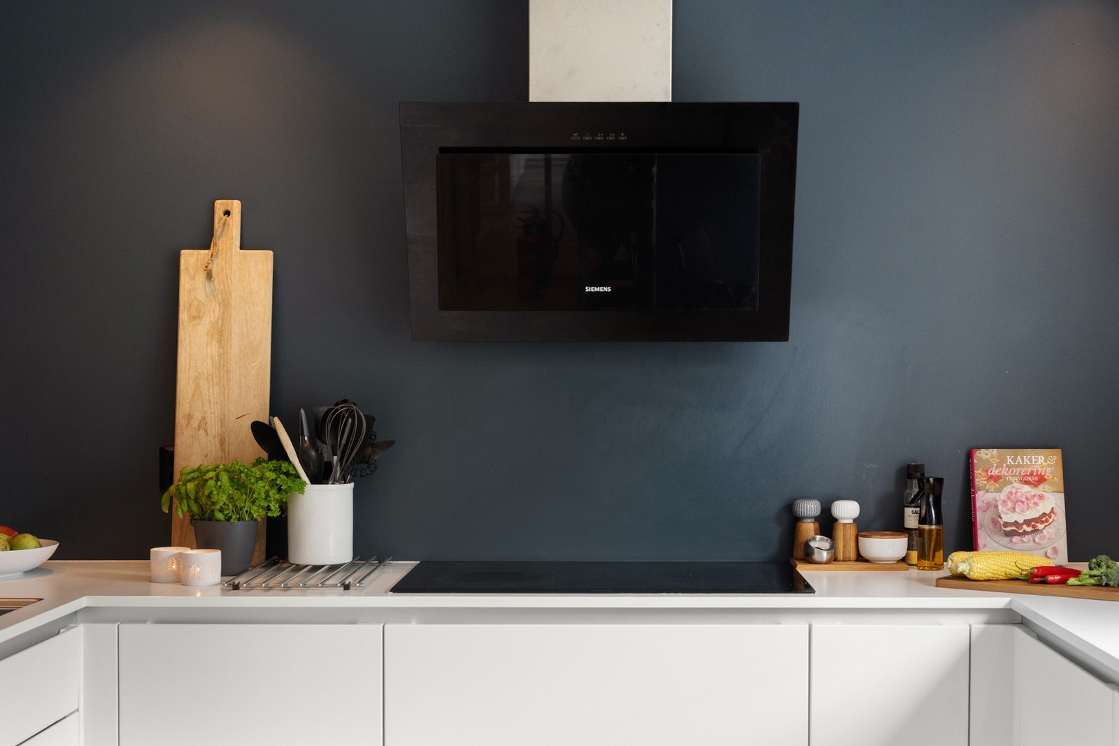 Hvitevarene er selvsagt integrerte; platetopp, stekeovn, oppvaskmaskin og kjøleskap. Galleribilde