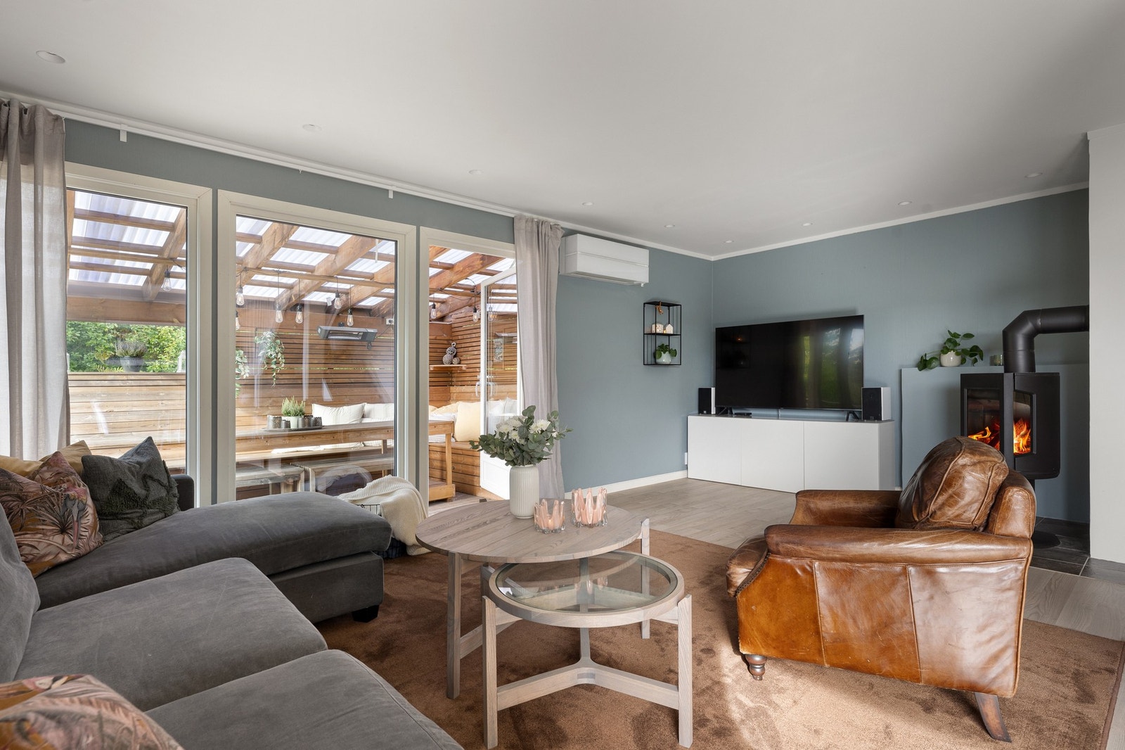 Stuen har både en flott peisovn og varmepumpe. Galleribilde