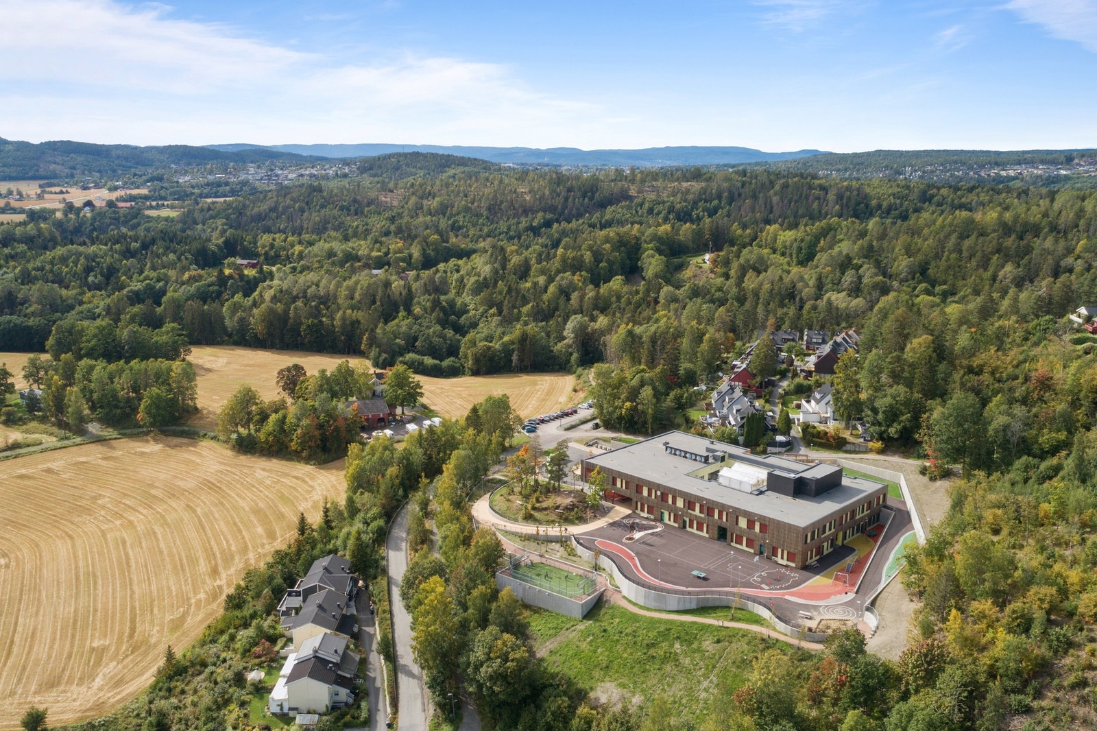 Området sogner til Sydskogen skole. Hit er det kun noen hundre meter fra boligen, dermed får barna meget trygg og fin skolevei. Galleribilde
