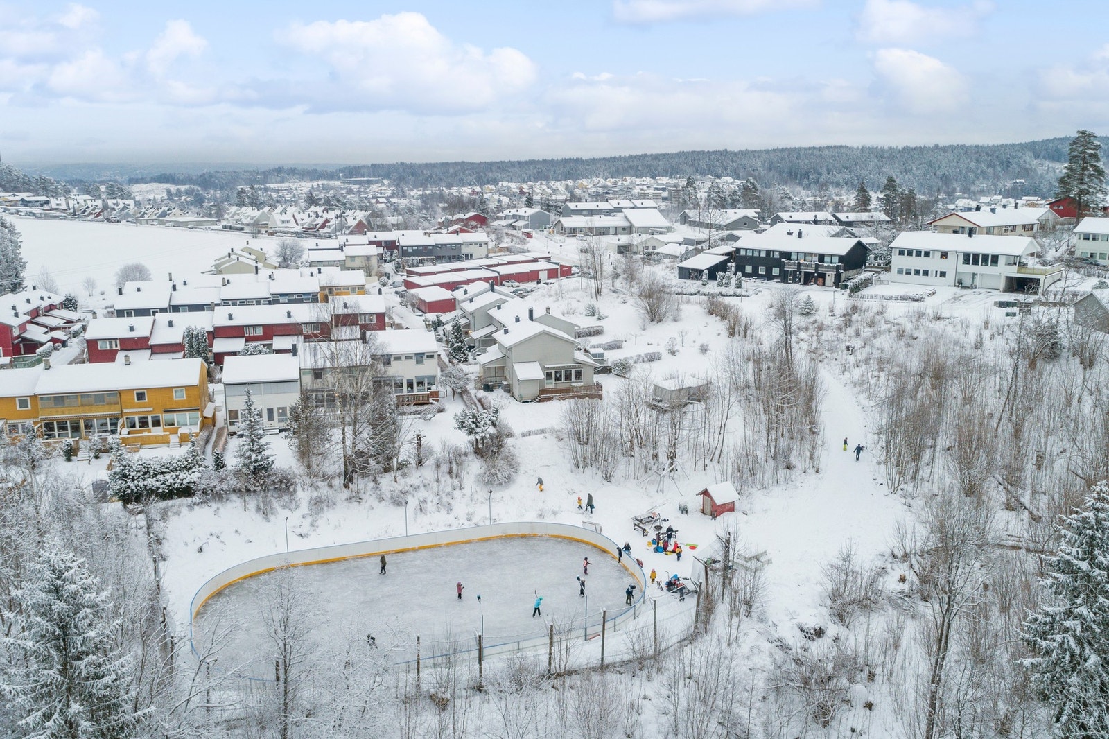 Litt lenger inn i Tors vei er det skøytebane, et populært samlingssted vinterstid. Galleribilde