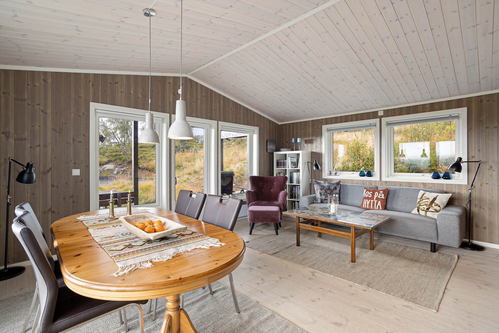 Moderne uttrykk samtidig som den lune hyttefølelsen er bevart med interiørbeiset panel på vegg samt tregulv Galleribilde