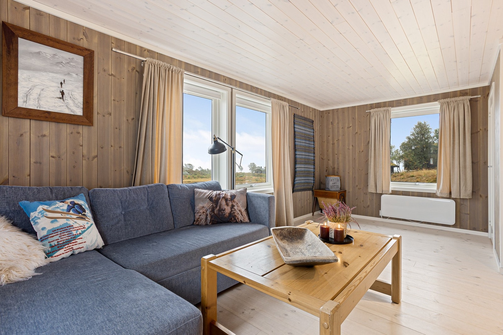 TV-stue. Stuen er romslig og har god plass til møblering av sofagruppe og tilhørende møblement Galleribilde