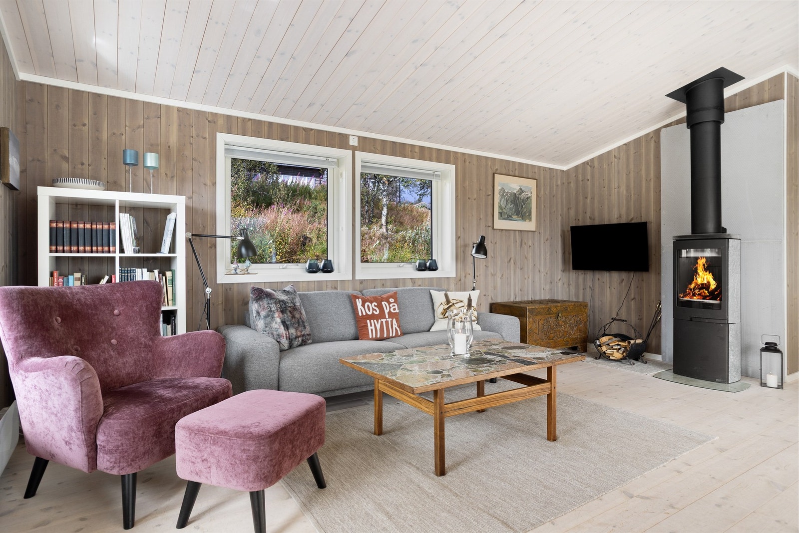 Hyggelig stue med peisovn og opplegg for tv Galleribilde