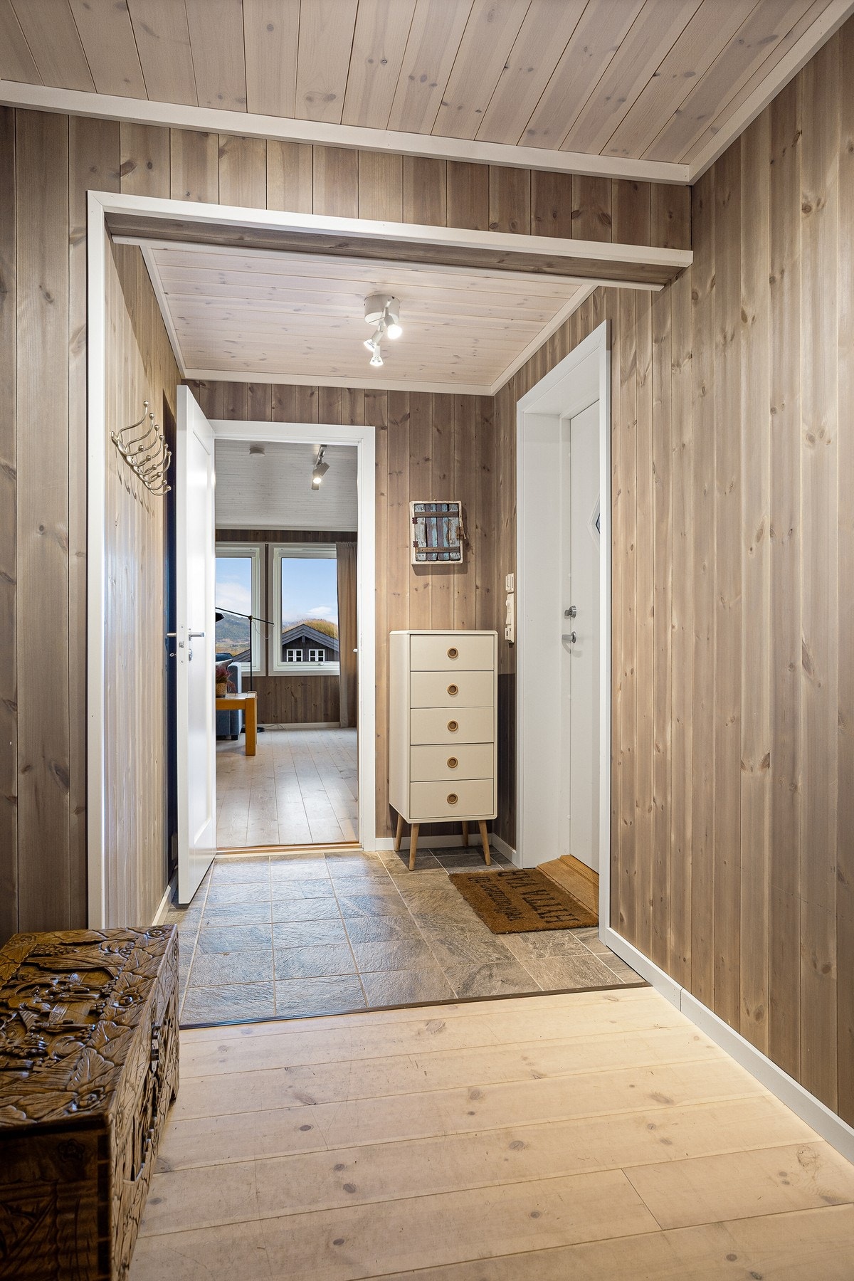 Innbydende entré. Flislagt gulv med varmekabler gir en ekstra lun velkomst Galleribilde